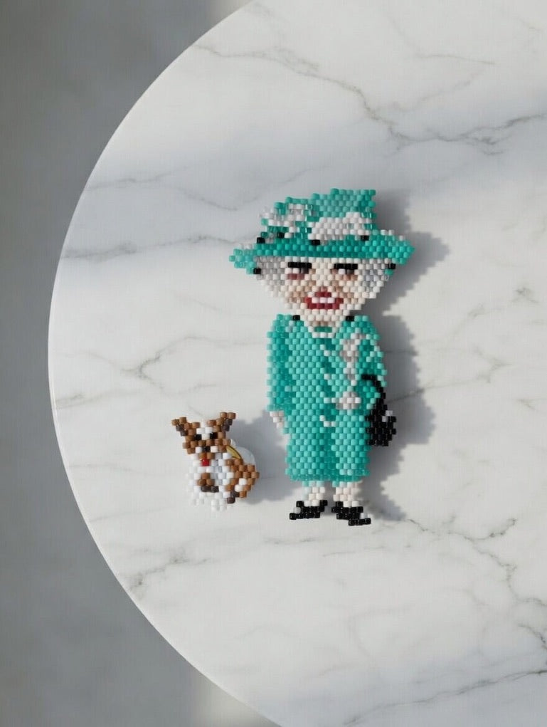Spilla "Queen Elizabeth + Corgi"