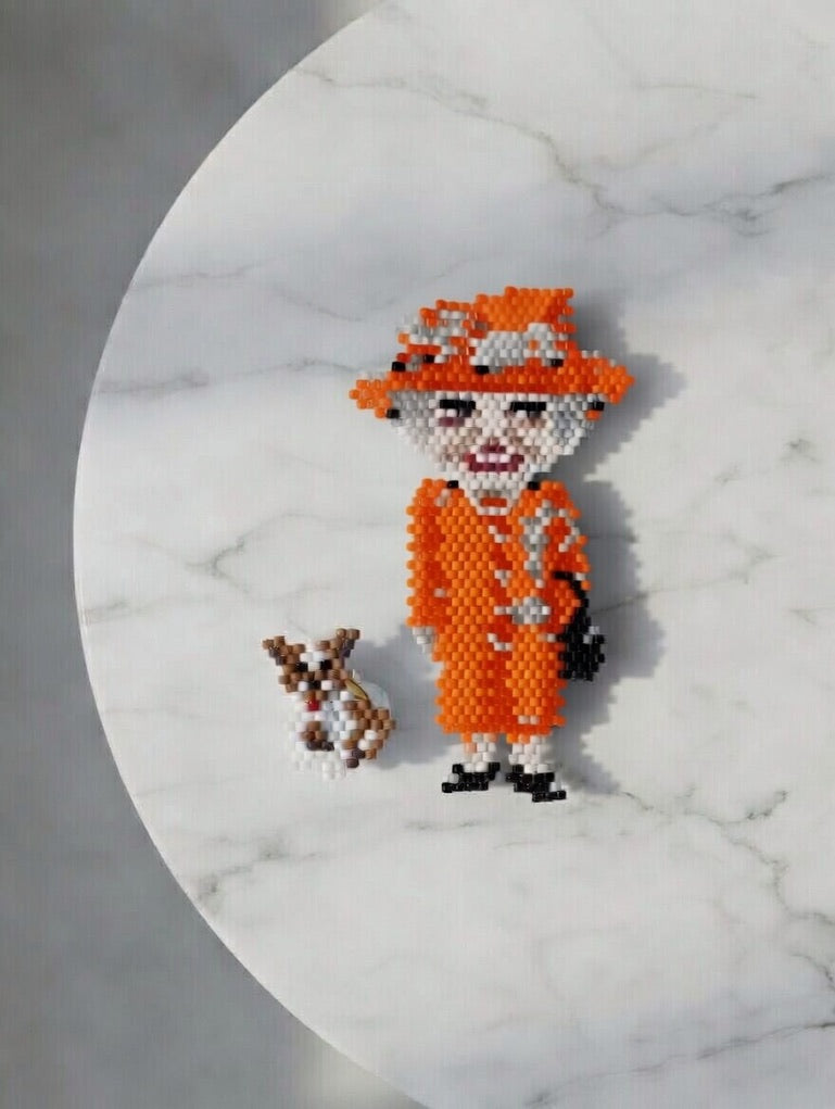 Spilla "Queen Elizabeth + Corgi"