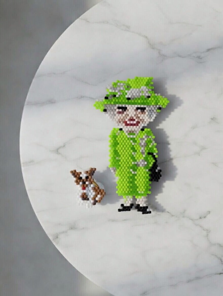 Spilla "Queen Elizabeth + Corgi"