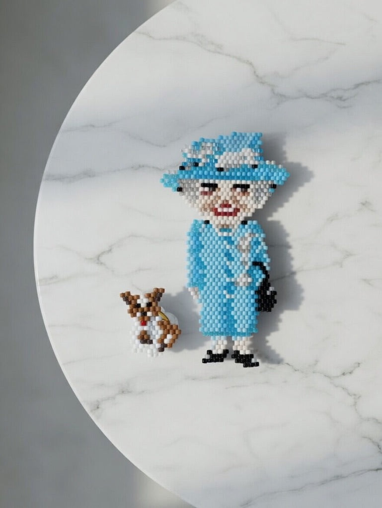 Spilla "Queen Elizabeth + Corgi"