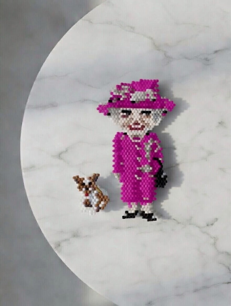Spilla "Queen Elizabeth + Corgi"