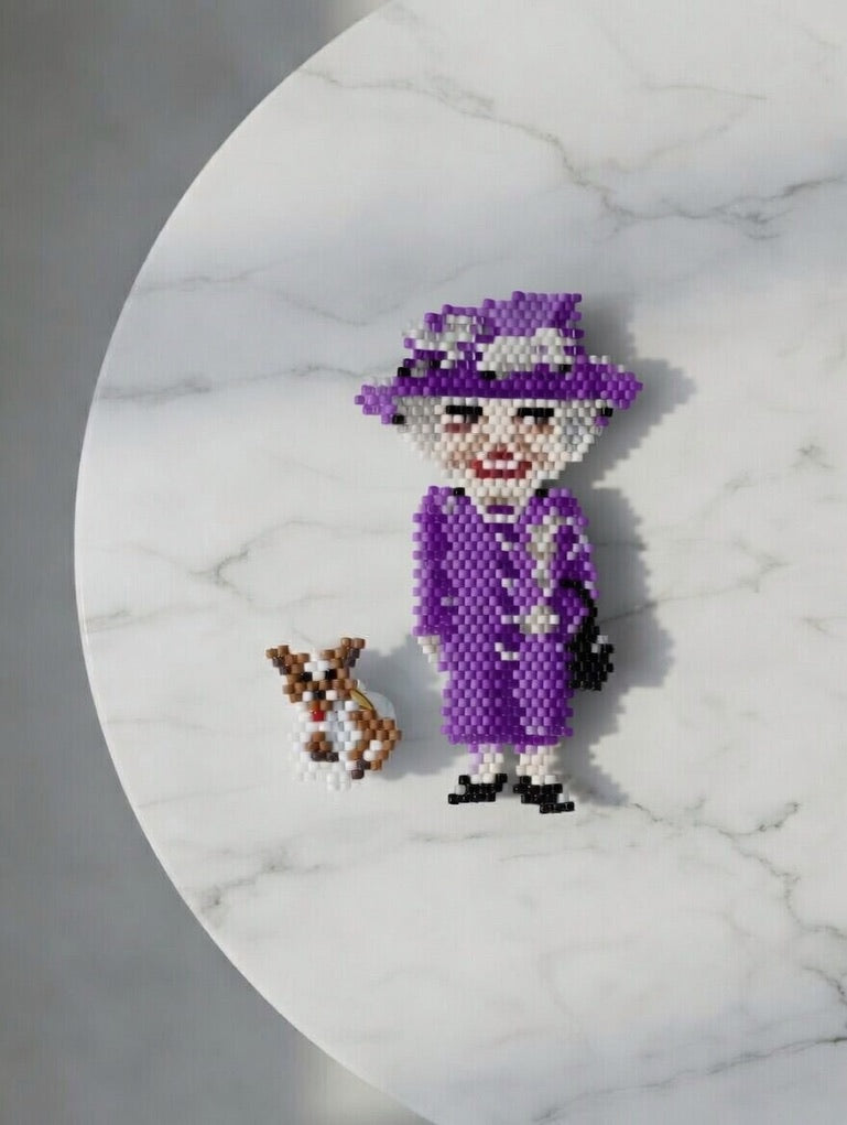 Spilla "Queen Elizabeth + Corgi"
